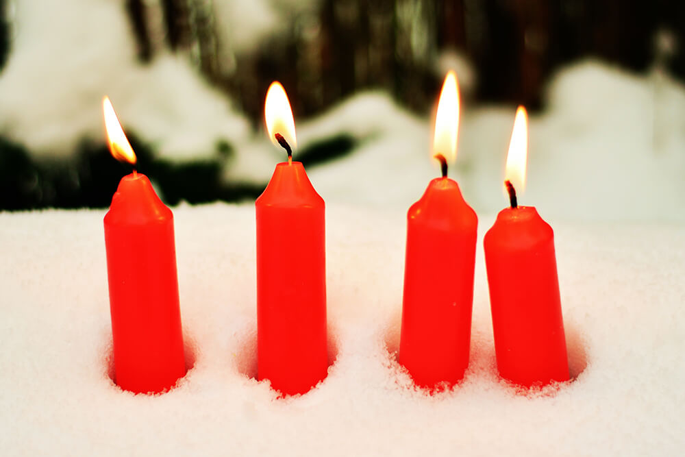 Красная свеча. Дерево с красными свечами. Красные свечи в ряд. 4 Свечи. Что означает красная свеча