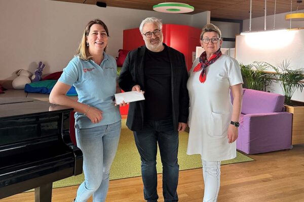 Michael Hofer übergibt den Spendenscheck an die Malteser Kinderhilfe im Hilde Umdasch Haus