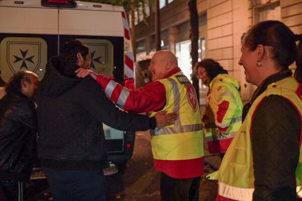 Malteserorden Rom 83jähriger Arzt hilft Obdachlosen 01